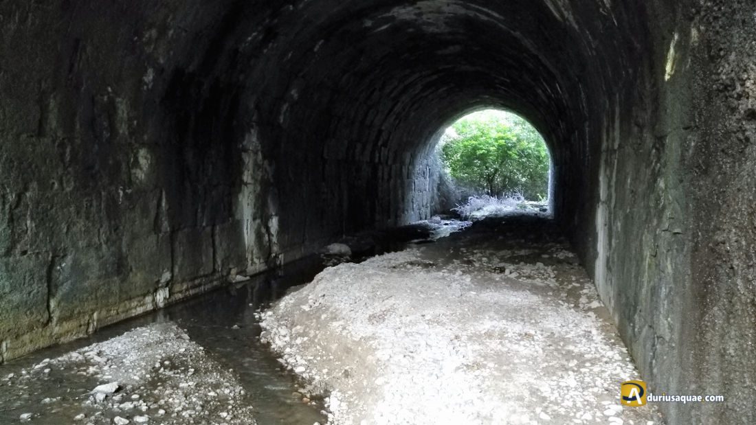 Durius Aquae: Interior del acueducto con el escuálido arroyo precipitándose al Pisuerga