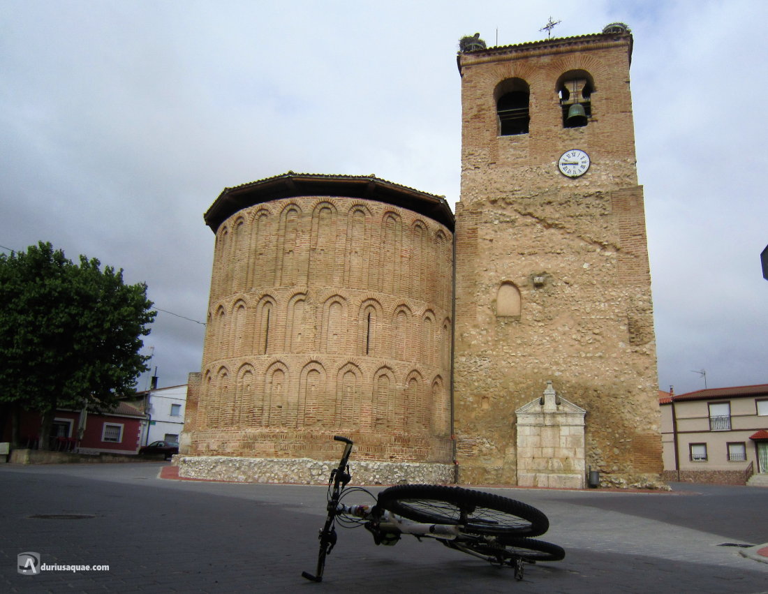 Románico-mudéjar en Alcazarén: San Pedro con su fuente insertada