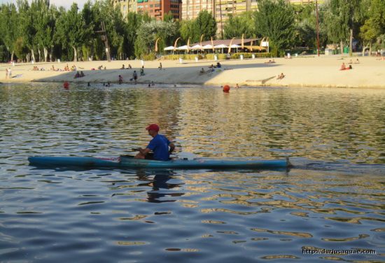 Piragua en la playa del Pisuerga
