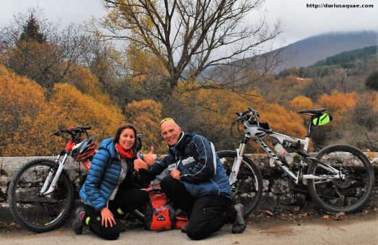 Almu y Javi en un puente sobre el Arlanzón