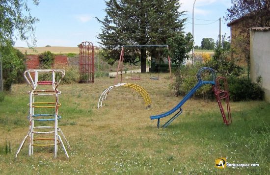 Viejos columpios en el pueblo de Villelga. Palencia
