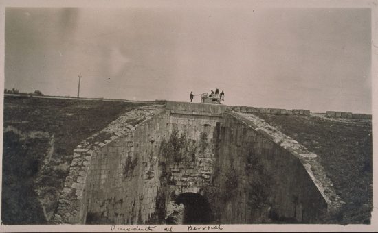 Foto antigua del acueducto Berrocal (CHD)