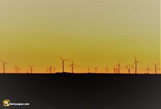 Aerogeneradores en el crepúsculo, Montes Torozos