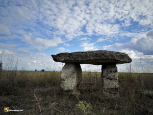 Banco de piedra junto a la ermita del Cabañón