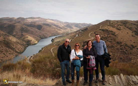 Viajeros posando en el Miradouro de Coa