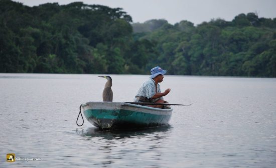 Pescando en los canales de Tortuguero, Costa Rica