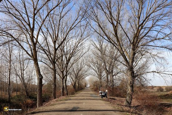 En moto junto al Órbigo, León