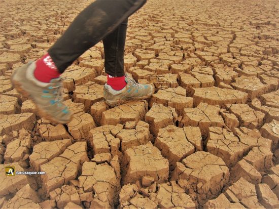 Caminando por el embalse de Aguilar vacío