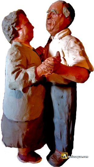 Escultura de Félix Yañez, pareja de viejos bailando