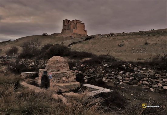 Fuente e iglesia en Fuentes: Carbonero