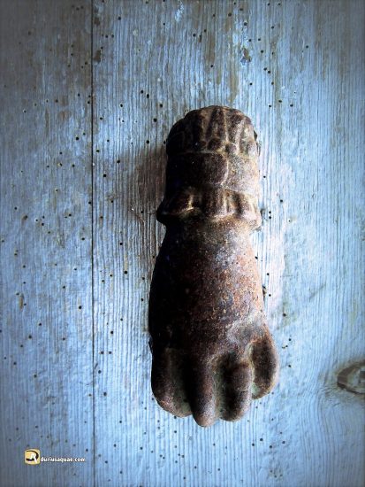 un llamador a la puerta de un molino