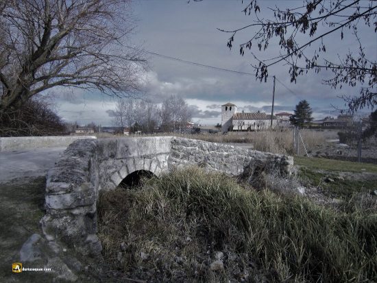 Santibañez de Valcorba y puente sobre el arroyo
