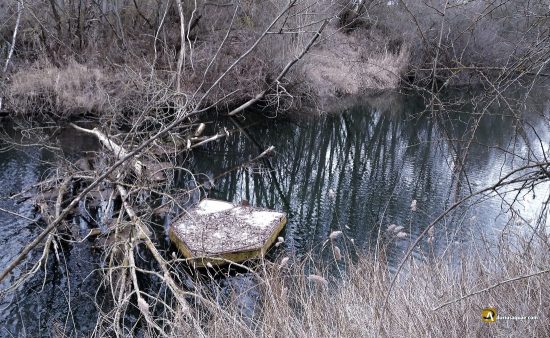 Antigua balsa a la deriva en el Cea