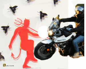 Diablo poniendo zancadilla a moto