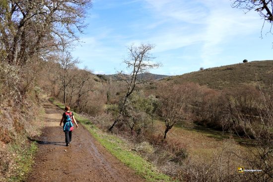 Caminando valle del río de Onor