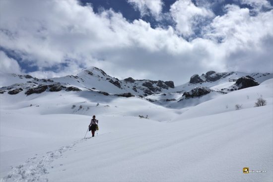 Un paseo por la nieve en Vegarada, León