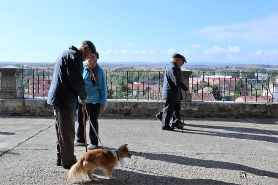 Abuelos paseando por Astorga