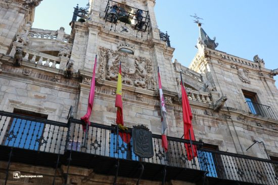 Detalle del ayuntamiento de Astorga sobre el antiguo foro romano
