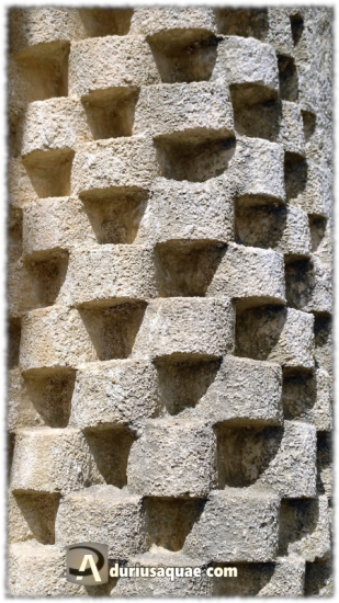 Detalle ajedrezado románico