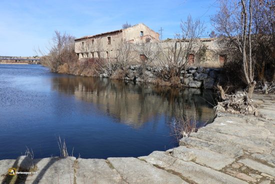 Embalse de fuentes Claras sobre el Adaja en Ávila