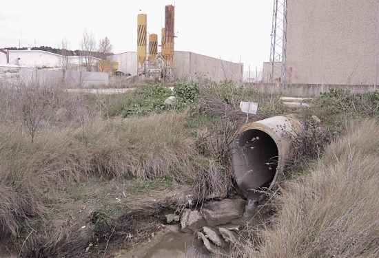Abandonado arroyo Espanta
