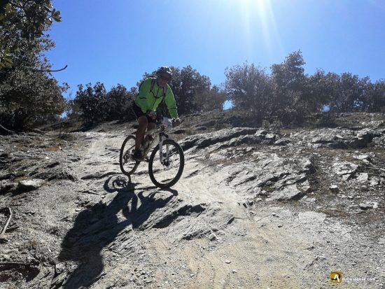 Descenso entre el duro lapiaz. Los 100 de la Nava