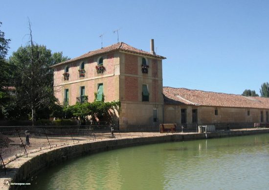 Casas darsena Canal de Castilla