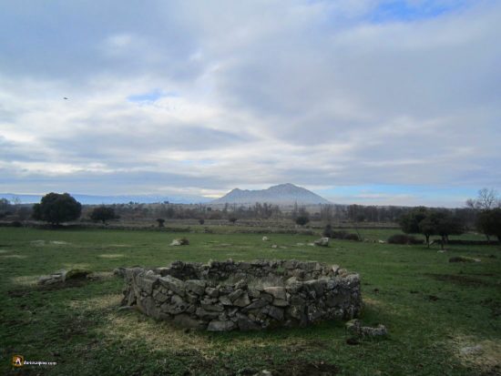 El Berrueco tras el Tormes. Al fondo la Peña de Francia