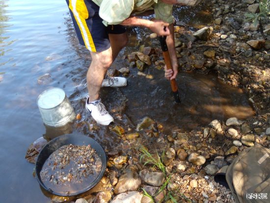 Buscador de oro en el río Omaña
