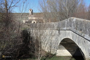 Puente e iglesia en Duratón