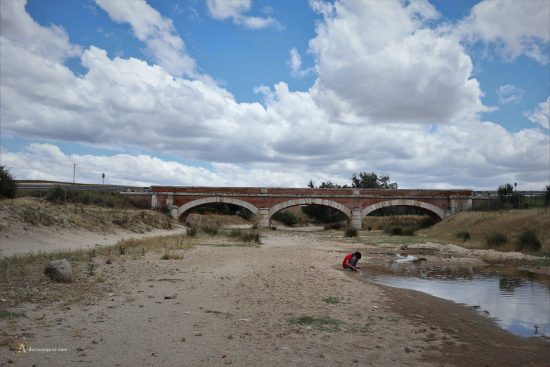 Niño jugando en un charco en Castrejón