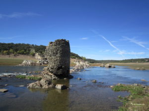 Cubo junto al río, posiblemente para las aguadas de la fortaleza. Al fondo el puente medieval hundido