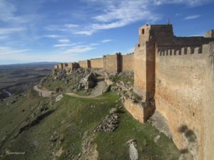 Muro sur de la fortaleza de Gormaz, el Duero al fondo