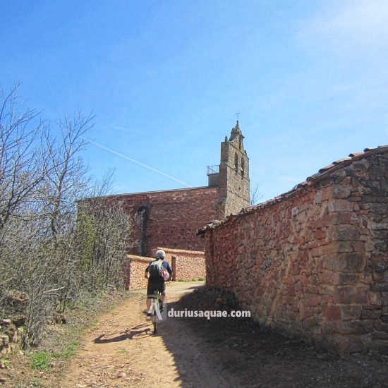 Una calle en Cuevas de Ayllón. Soria