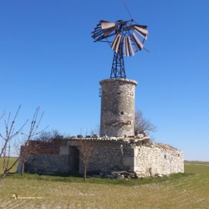 Pozo con molino de viento en Campáspero, Valladolid