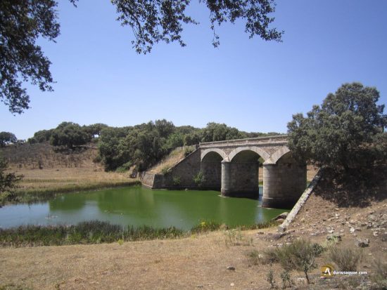 Puente de Pozos de Hinojo sobre el Huebra