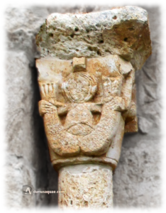 Pequeño capitel con sirénido en la ermita de San Salvador en Santibañez de Esgueva