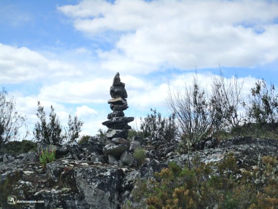 Piedras apiladas en el Castro del Pedroso