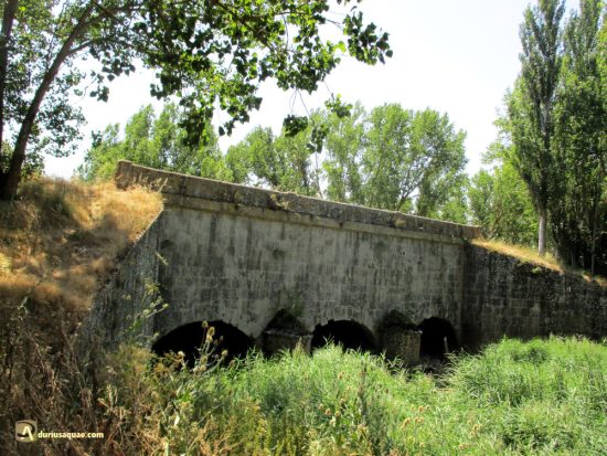 Acueducto del rio Ucieza, arriba el Canal de Castilla