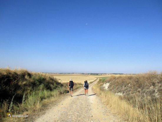 Peregrinos cruzando el Otero Largo. Itero de la Vega, Palencia