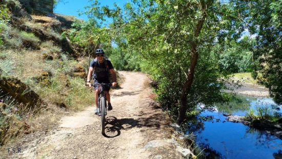 En bicicleta junto al rio Aliste. Dómez. Zamora