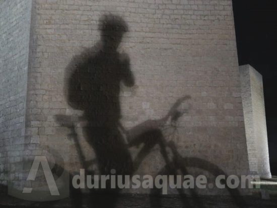 Selfi en bici sobre la pared del castillo de Montealegre