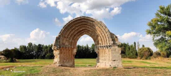 Puerta en el campo. España