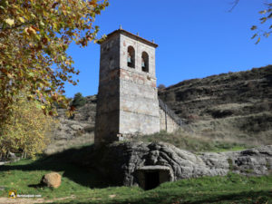 Torre exenta de la iglesia de los Santos Justo y Pastor en la localidad de Olleros de Pisuerga