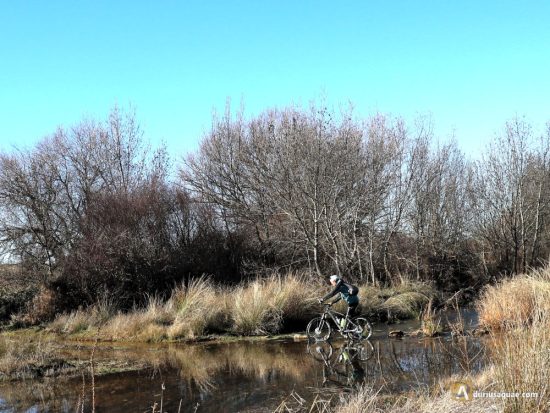 Vadeando el río Serrano. El Olmo. Segovia