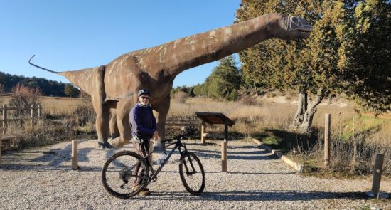 Maqueta de dinosaurio en el yacimiento de La Pedraja. Burgos
