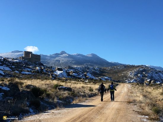 Subiendo hasta el castillo de Manqueospese