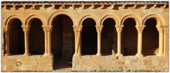 Pórtico de San Pedro en Caracena. Soria