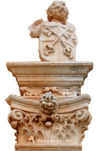 Detalle de la fachada iglesia de San Cristóbal en Cebrecos