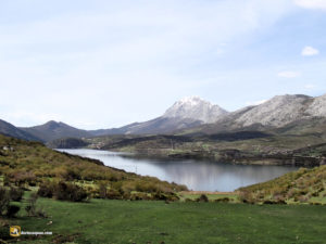 Pico Espigüete tras el embalse de Camporredondo